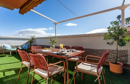 Delicias Apartment | Ático con Terraza, Parking, Piscina y Wifi