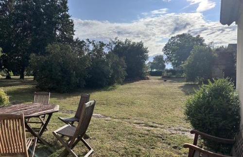 Toulon-sur-Allier House | Évasion Naturelle près de Moulins : Gîte Confortable avec Jardin et Poêle à Bois - FR-1-489-463