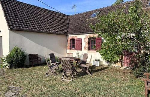 Toulon-sur-Allier House | Évasion Naturelle près de Moulins : Gîte Confortable avec Jardin et Poêle à Bois - FR-1-489-463
