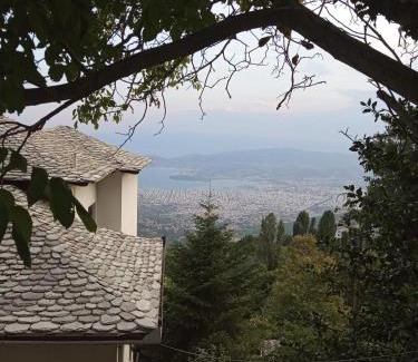 Makrynitsa House | Άνετος χώρος με parking, αυλή και θαυμάσια θέα