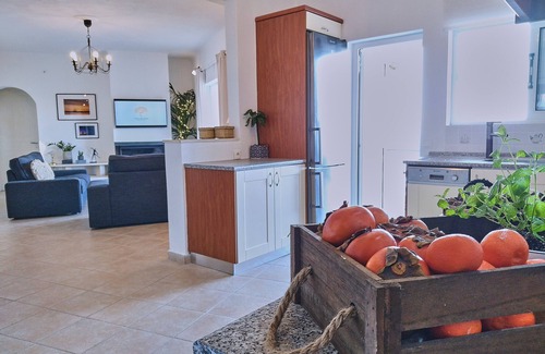 Agia Pelagia Chlomou Villa | Διώροφη Βίλα με Ιδιωτική Πισίνα BBQ & Playroom θέα στην θάλασσα