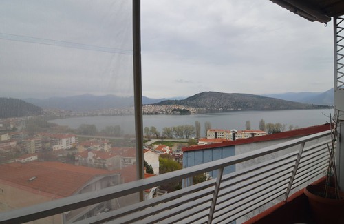Maniakoi Apartment | ζούμε μέσα σε carte postal, Η Καστορια και ο ουρανός απλώνονται μπροστά σας