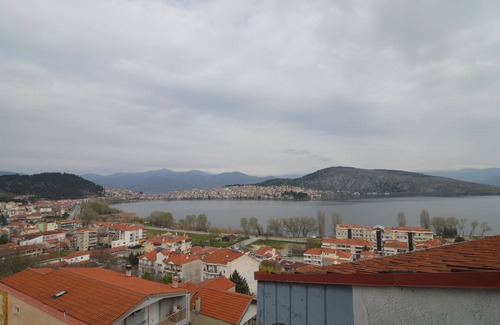 Maniakoi Apartment | ζούμε μέσα σε carte postal, Η Καστορια και ο ουρανός απλώνονται μπροστά σας
