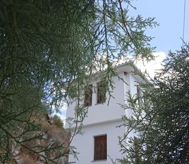 Trikeri House | Μπροστά στο ναυάγιο Καλή τύχη