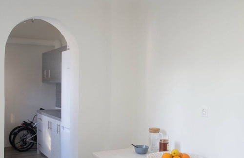 Aigaleo House | Φωτεινό μίνιμαλ διαμέρισμα 3′ απ’ το Μετρό, Διαθέτει ήσυχη αυλή