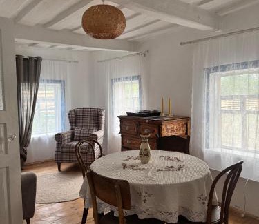 Moshny House | Бабусина хатка