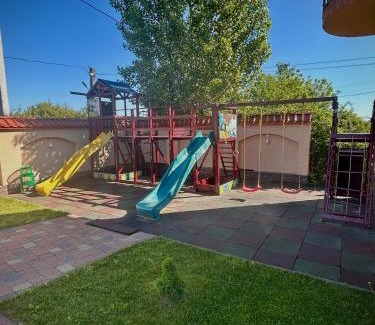 Transcarpathia Hotel | Гостинний дім Александрія