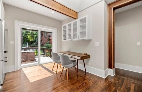 Buckhead House | ᴥᴥ Luxurious 4-Bedroom Free Parking! Pet Friendlyᴥn