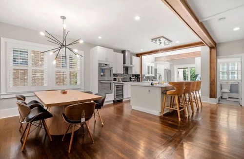 Buckhead House | ᴥᴥ Luxurious 4-Bedroom Free Parking! Pet Friendlyᴥn