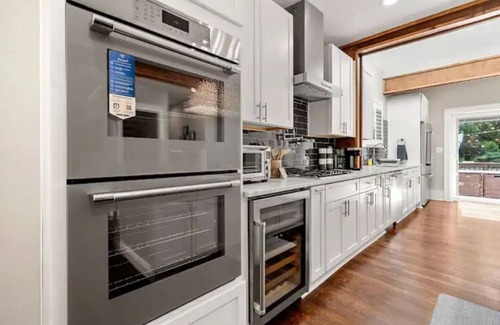 Buckhead House | ᴥᴥ Luxurious 4-Bedroom Free Parking! Pet Friendlyᴥn