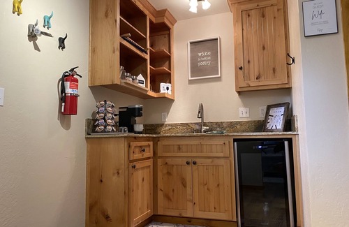 Mariposa House | ▼・ᴥ・▼ Cute Pet friendly Barn near Yosemite with a Spa
