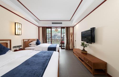 Fenghuang Bed & Breakfast | 溪桥夜语江景民宿