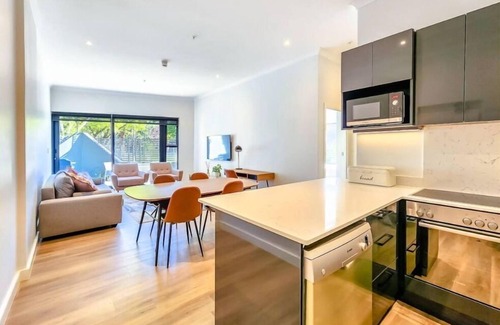 Claremont Apartment | #001 Newlands Peak Elegance