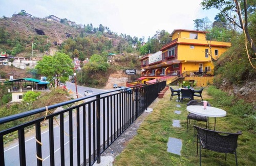 Mussoorie Villa | 04 Bedroom Apartment in Boutique 11 Bedroom Villa
