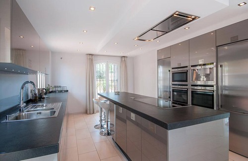 Urbanizacion Puerto de Estepona Villa | 09 - 5 Bed Luxury Villa walking distance to the be