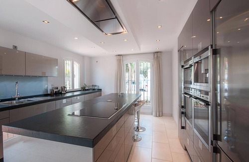 Urbanizacion Puerto de Estepona Villa | 09 - 5 Bed Luxury Villa walking distance to the be