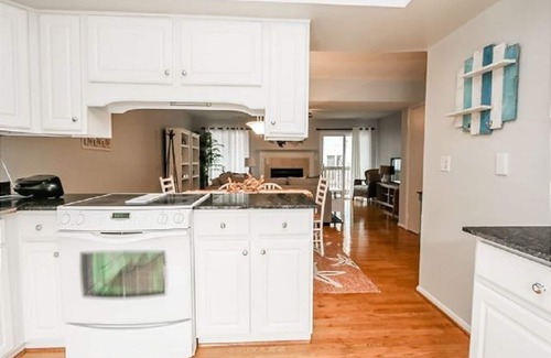 Northeast Virginia Beach Condo | 1-1/2 Blks from Beach/Great Location/Luxury Condo/Private Garage NEPTUNE'S NOOK