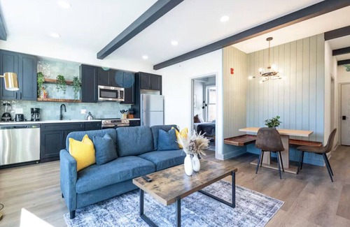 North Philadelphia West Apartment | 1/1 Across from Fairmount Park | 10 mins to DT (D)