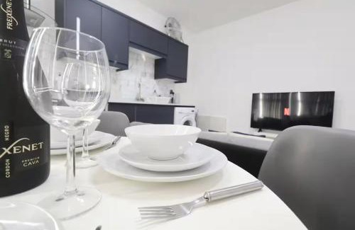 Desborough Apartment | 1 & 2 Bed Apartments - Desborough, Kettering, Sleeps Upto 2 & 3, Free Parking, Family, Relocation, WIFI, Gateway