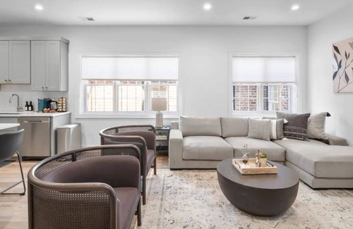 Old Town Alexandria Apartment | ★1/2 Block from King Street, King Bed In the ♥ of Old Town ~ Free Parking★