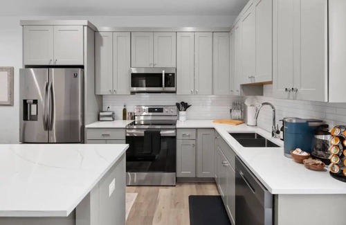 Old Town Alexandria Apartment | ★1/2 Block from King Street, King Bed In the ♥ of Old Town ~ Free Parking★