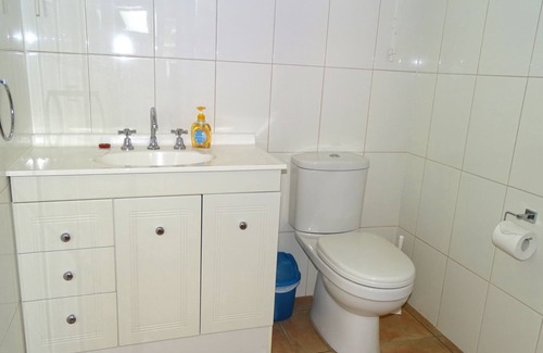 Port Vincent Hotel | 1/7 Cameron St, PT VINCENT (behind Gerimias) SLEEPS 5 ; 2 bedrooms - QN, Trio bunk BEDDING: Quilts and pillows provided (BYO all linen). Optional linen purchase @ $25 per person (1 week notice reqd) PROPERTY DETAILS: RC spli