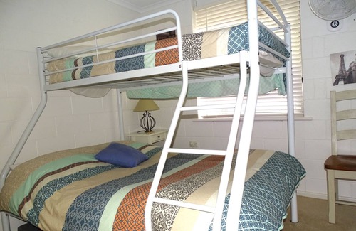 Port Vincent Hotel | 1/7 Cameron St, PT VINCENT (behind Gerimias) SLEEPS 5 ; 2 bedrooms - QN, Trio bunk BEDDING: Quilts and pillows provided (BYO all linen). Optional linen purchase @ $25 per person (1 week notice reqd) PROPERTY DETAILS: RC spli