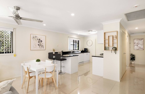 Sunnybank Apartment | 1 Bdr Apt! Train! Parking! Restaurants! 1144D1