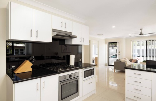 Sunnybank Apartment | 1 Bdr Apt! Train! Parking! Restaurants! 1144D1