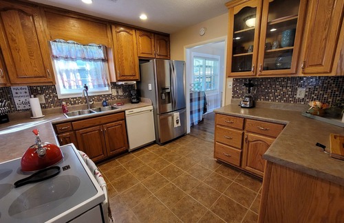 Athens House | 1 Bdrm home sleeps 2, 1 mile from I-65, Pets Stay Free, Fenced backyard