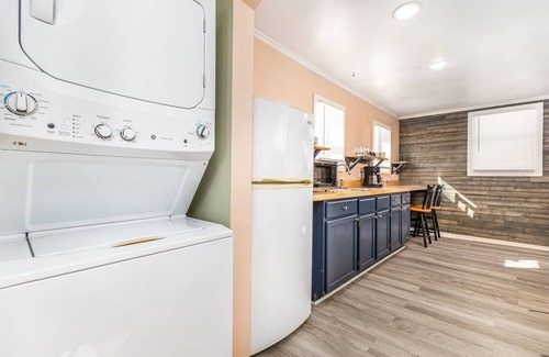 Dubuque House | 1 Bed/1Bath House-North End DBQ-Near John Deere