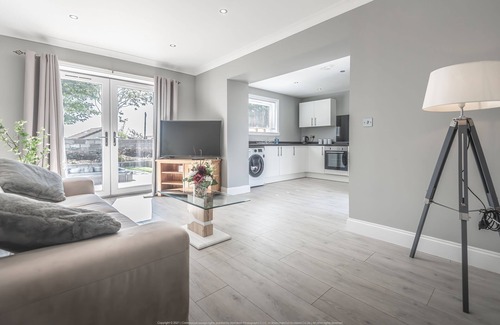 Kelty Cottage | 1 Bed Cottage-Sleeps 2-Parking-Pets-Hot Tub