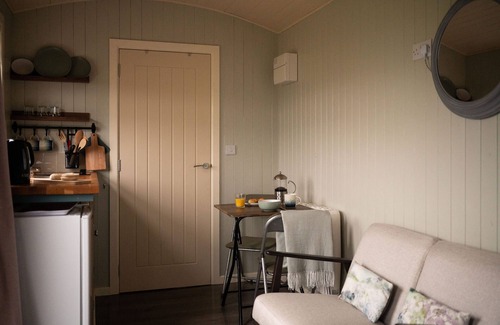 Omagh Cabin | 1 Bed Shepherds Hut-Sleeps 2-Free Parking-Mtn View