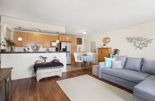 Hale Apartment | 1 BED-Sunny Apt-Denver- Pool, gym, sauna, Walk to dining, shops, hospitals;