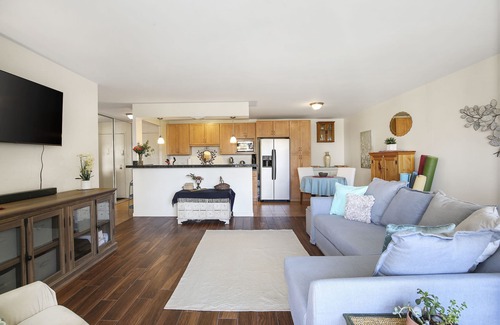 Hale Apartment | 1 BED-Sunny Apt-Denver- Pool, gym, sauna, Walk to dining, shops, hospitals;