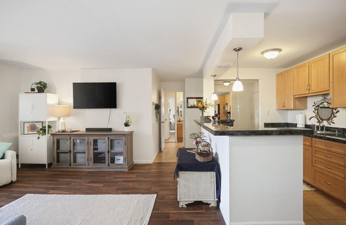Hale Apartment | 1 BED-Sunny Apt-Denver- Pool, gym, sauna, Walk to dining, shops, hospitals;