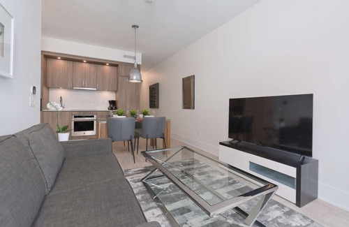 Wellington Place Apartment | 1 Bedroom/1 Bathroom Suite