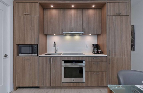 Wellington Place Apartment | 1 Bedroom/1 Bathroom Suite