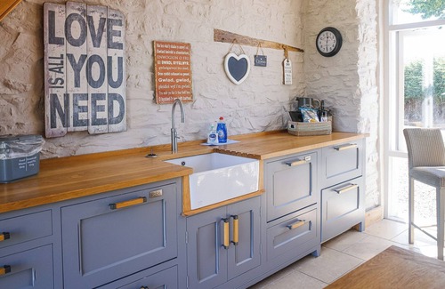 Haverfordwest Cottage | 1 bedroom accommodation in Dreenhill, near Haverfordwest