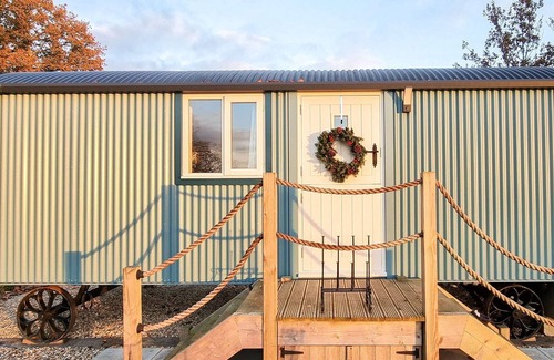 Southwater Cabin | 1 bedroom accommodation in Southwater, near Horsham