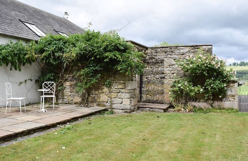 Perth Cottage | 1 bedroom accommodation in Dunning, near Perth