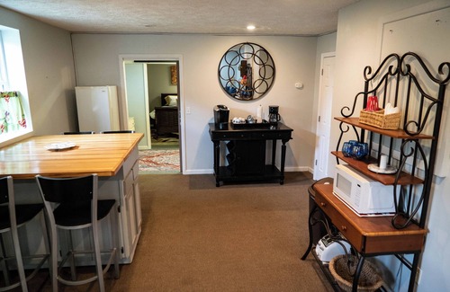 Pilot Mountain Apartment | 1-bedroom apartment, sleeps 4, in lovely Pilot Mountain-walk to Main st! Unit 2