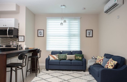 Kingston Apartment | 1 bedroom apartment/views/AC/Pool/Parking/security on site