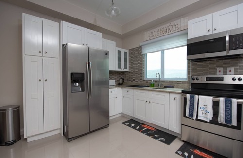 Kingston Apartment | 1 bedroom apartment/views/AC/Pool/Parking/security on site