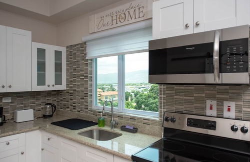 Kingston Apartment | 1 bedroom apartment/views/AC/Pool/Parking/security on site