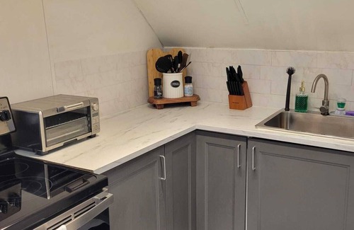 Elizabeth Apartment | 1 bedroom apt 10 mins to EWR and 30 mins to NYC