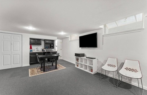 Reed Apartment | 1 Bedroom Basement Apartment Across from Reed College Campus