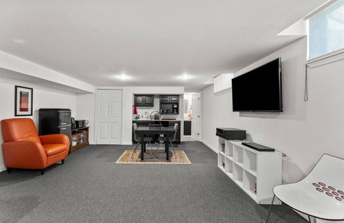 Reed Apartment | 1 Bedroom Basement Apartment Across from Reed College Campus