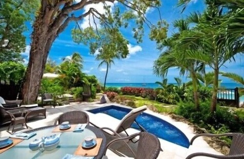 Old Trees Bay Apartment | 1 bedroom Beachfront Condo, small pool, gorgeous sea view