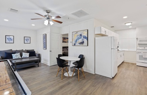 Irving House | 1 Bedroom Guest House 5 miles from Downtown Dallas!